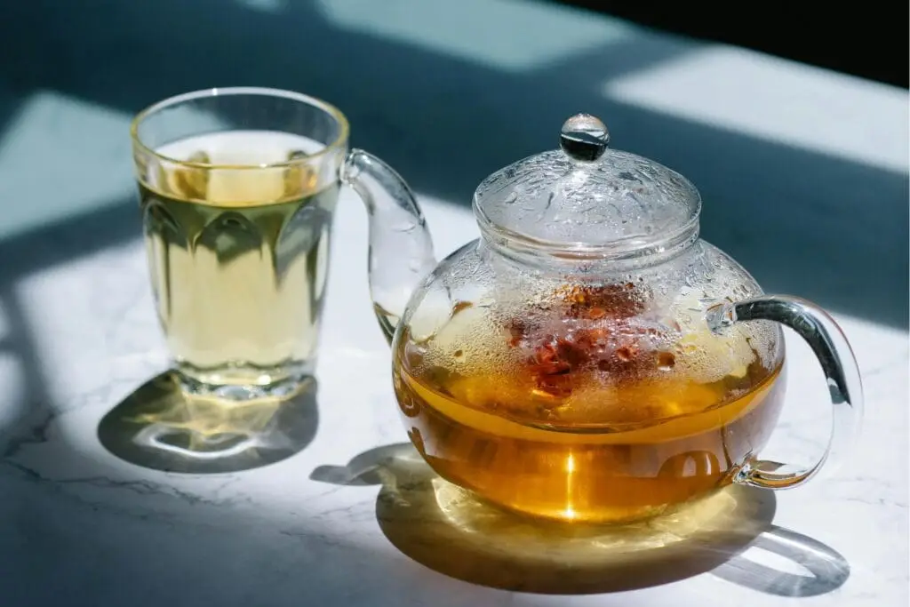 Chữa trào ngược dạ dày bằng thảo dược Chữa trào ngược dạ dày bằng thảo dược, gồm có cúc la mã, rễ marshmallow, lá marshmallow, ly thủy tinh, ấm thủy tinh