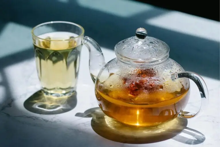 Chữa trào ngược dạ dày bằng thảo dược, gồm có cúc la mã, rễ marshmallow, lá marshmallow, ly thủy tinh, ấm thủy tinh
