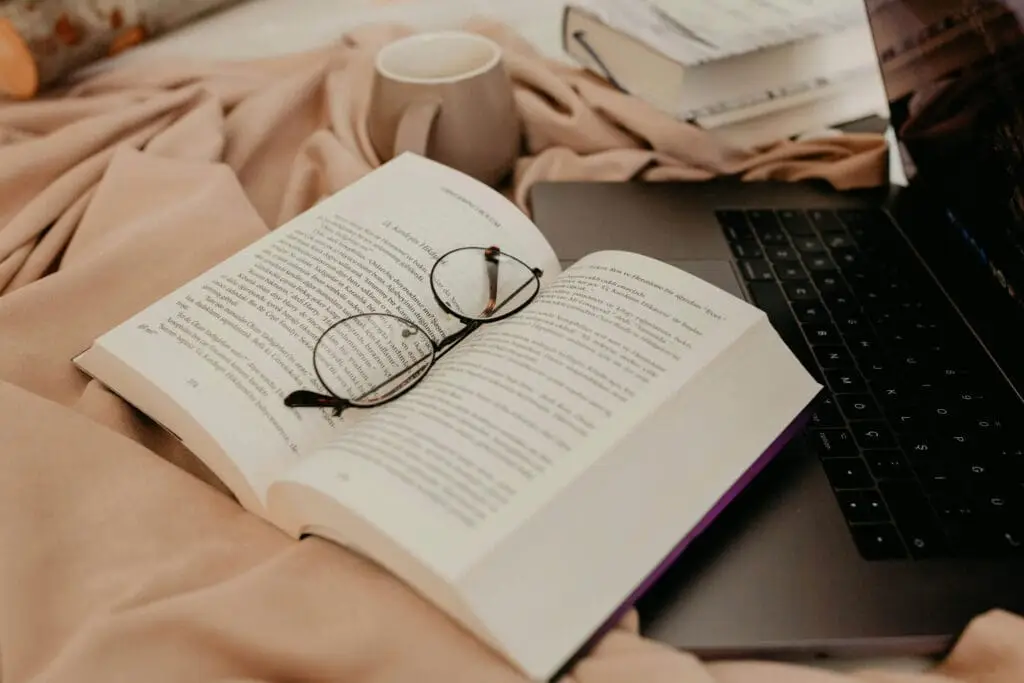 Lầm Tưởng Về Giấc Ngủ với sách và kính