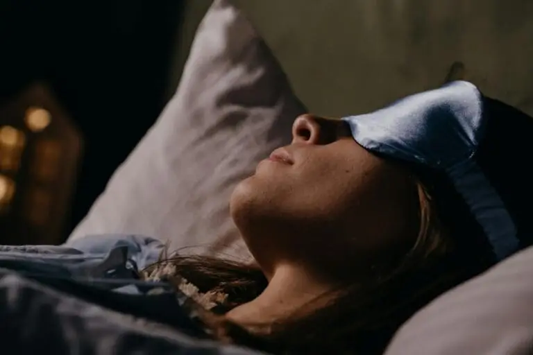 Người phụ nữ ngủ khi dùng phương pháp Sleep Hygiene với mặt nạ che mặt